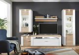 Modernes Wohnzimmer mit Wandboard in Holzoptik, frontal betrachtet, umgeben von stilvollen Vitrinen und einem TV-Schrank.