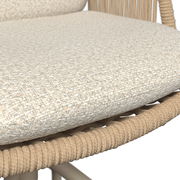 Nahaufnahme eines Armlehnstuhls mit beigem, strukturiertem Sitzpolster und geflochtenem Seilrahmen, seitliche Perspektive.