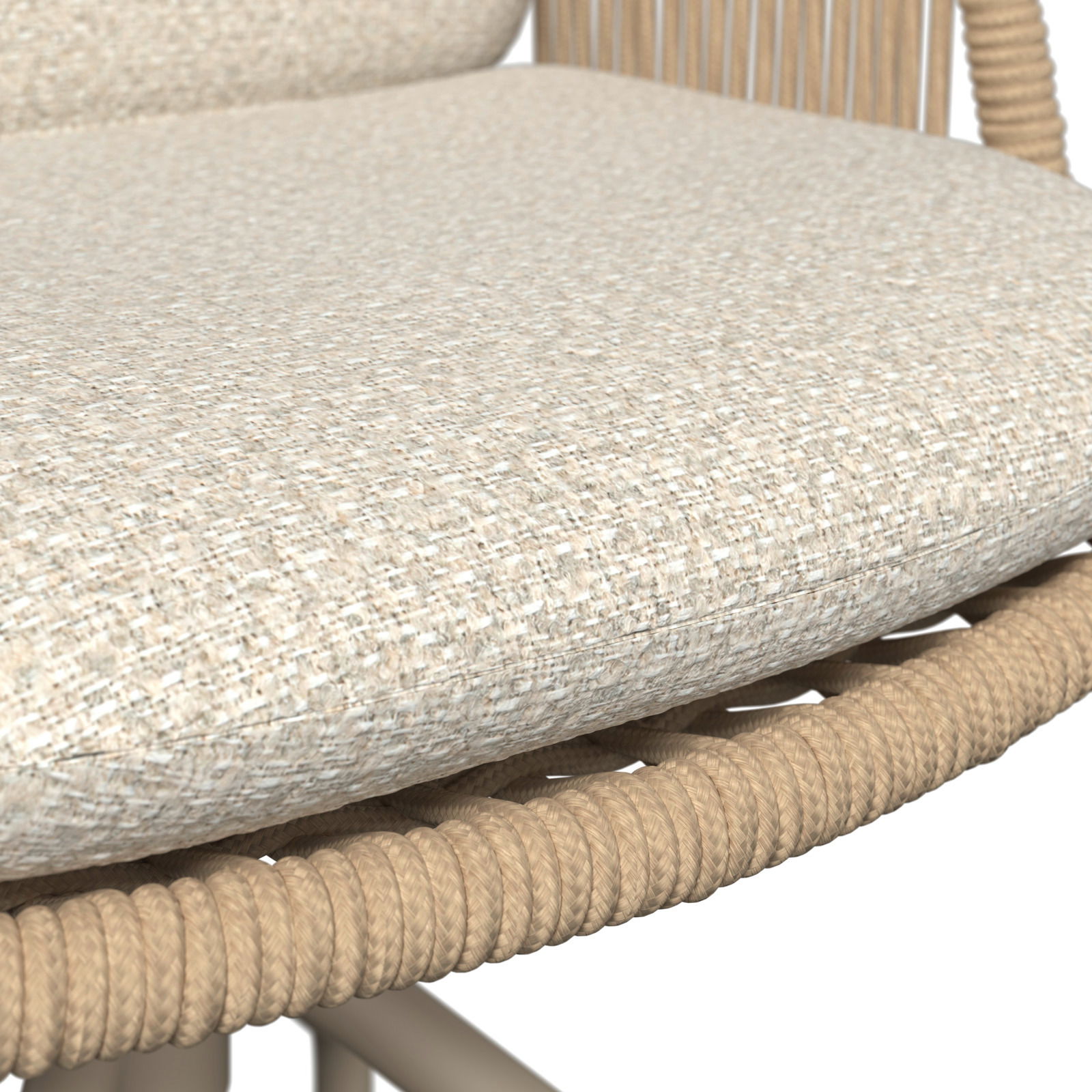 Nahaufnahme eines Armlehnstuhls mit beigem, strukturiertem Sitzpolster und geflochtenem Seilrahmen, seitliche Perspektive.