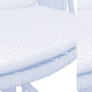 Nahaufnahme eines Armlehnstuhls mit beigem, strukturiertem Sitzpolster und geflochtenem Seilrahmen, seitliche Perspektive.