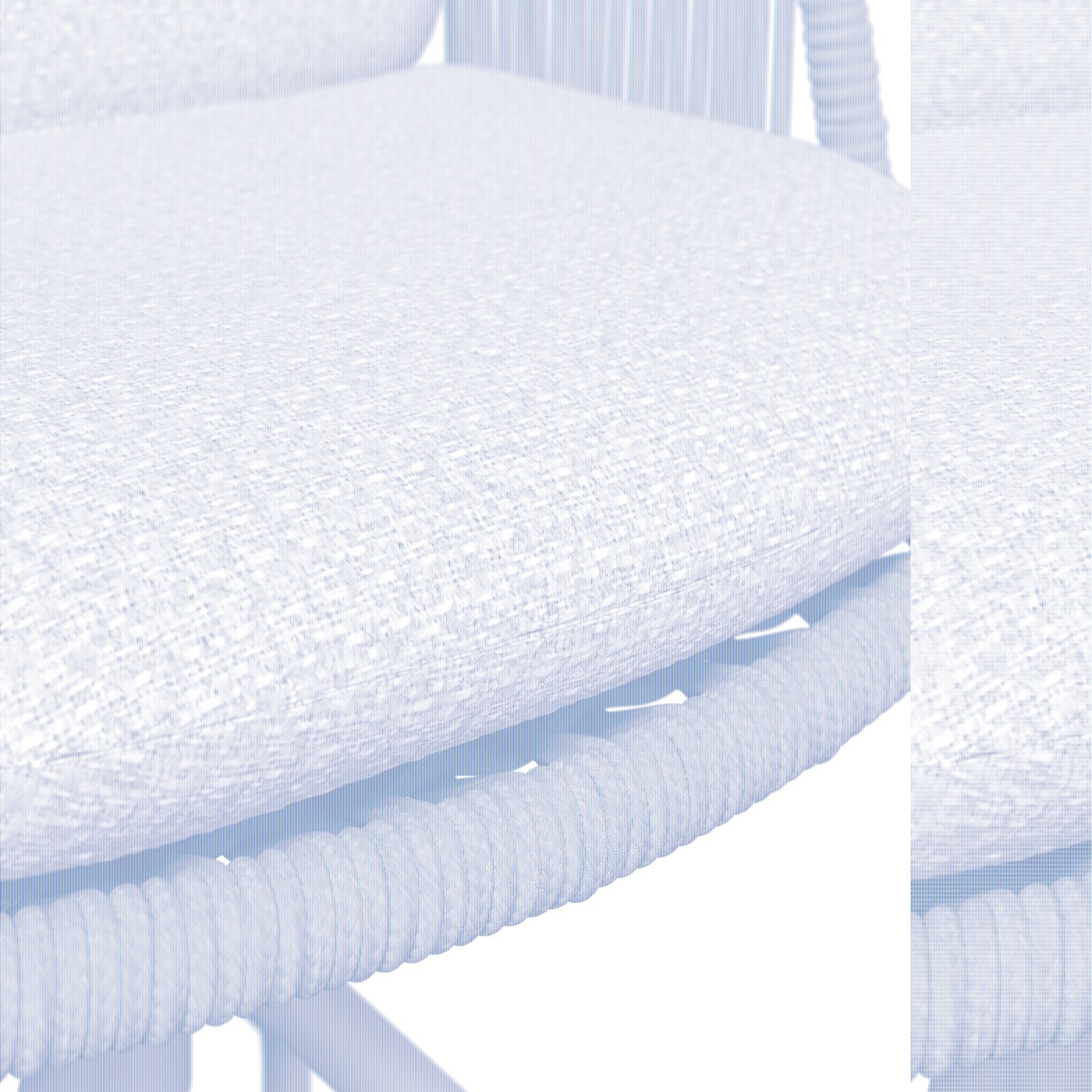 Nahaufnahme eines Armlehnstuhls mit beigem, strukturiertem Sitzpolster und geflochtenem Seilrahmen, seitliche Perspektive.