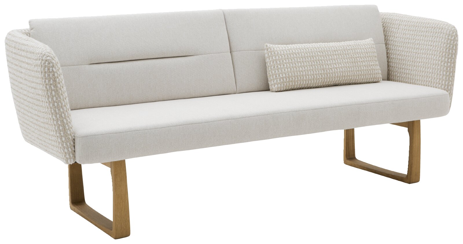 Modernes Dreisitzer-Sofa in Cremeweiß mit strukturierten Armlehnen, passendem Zierkissen und kufenförmigen Holzbeinen, freigestellt aus schräger Vorderansicht