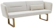 Modernes Dreisitzer-Sofa in Cremeweiß mit strukturierten Armlehnen, passendem Zierkissen und kufenförmigen Holzbeinen, freigestellt aus schräger Vorderansicht
