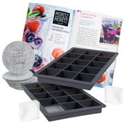 Eiswürfelform in Schwarz mit quadratischen Fächern, abgebildet in einer leicht schrägen Perspektive. Im Hintergrund ein offenes Rezeptbuch und runde Untersetzer mit der Aufschrift 'There's always time for a cocktail'.