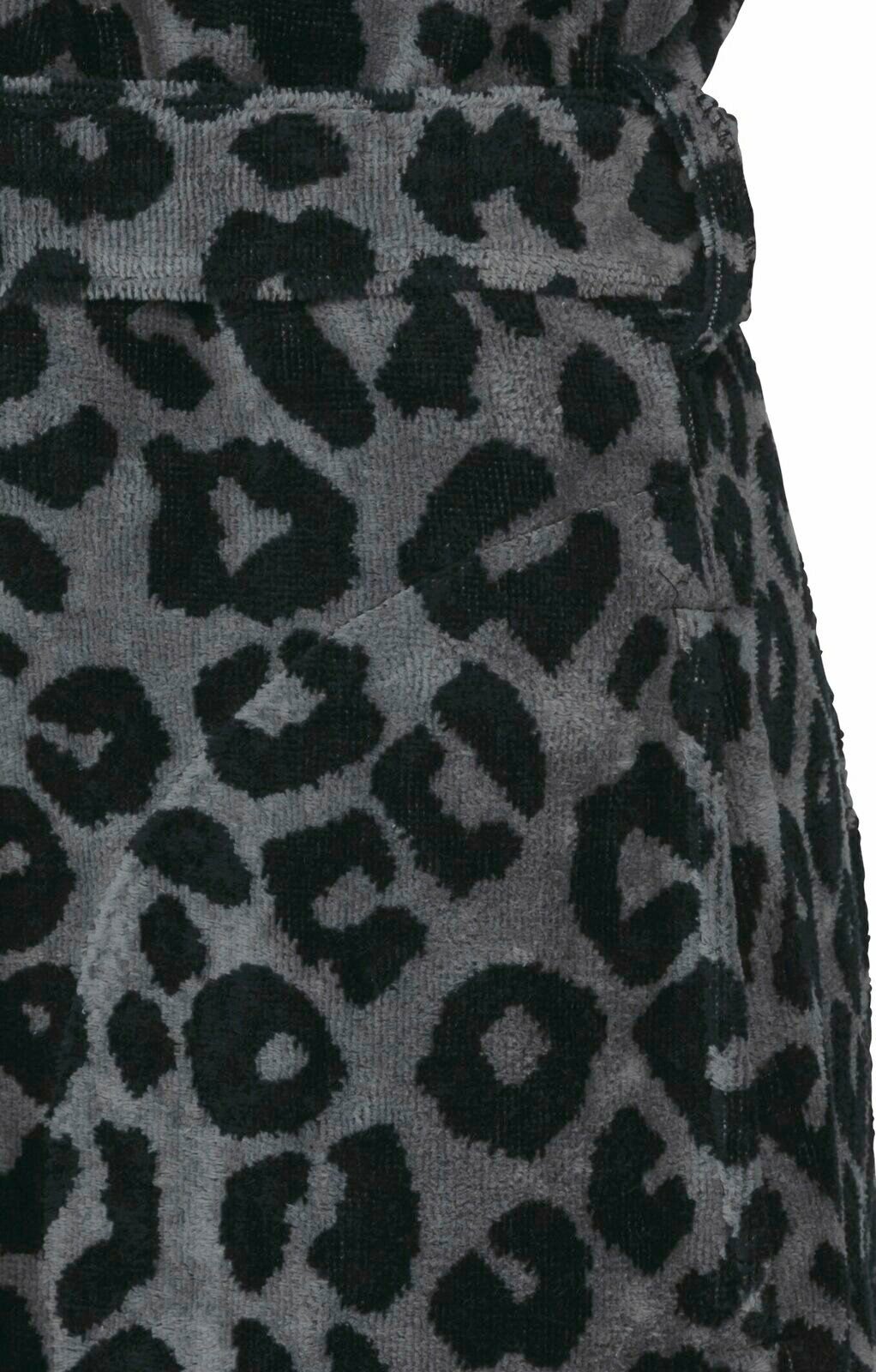 Nahaufnahme eines Bademantels mit grauem Leopardenmuster, seitliche Perspektive