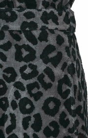 Nahaufnahme eines Bademantels mit grauem Leopardenmuster, seitliche Perspektive