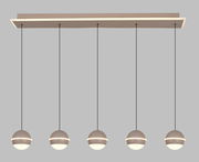 Moderne LED-Pendelleuchte mit fünf kugelförmigen Lampen, hängend an dünnen Kabeln von einer rechteckigen Deckenhalterung, seitliche Perspektive.