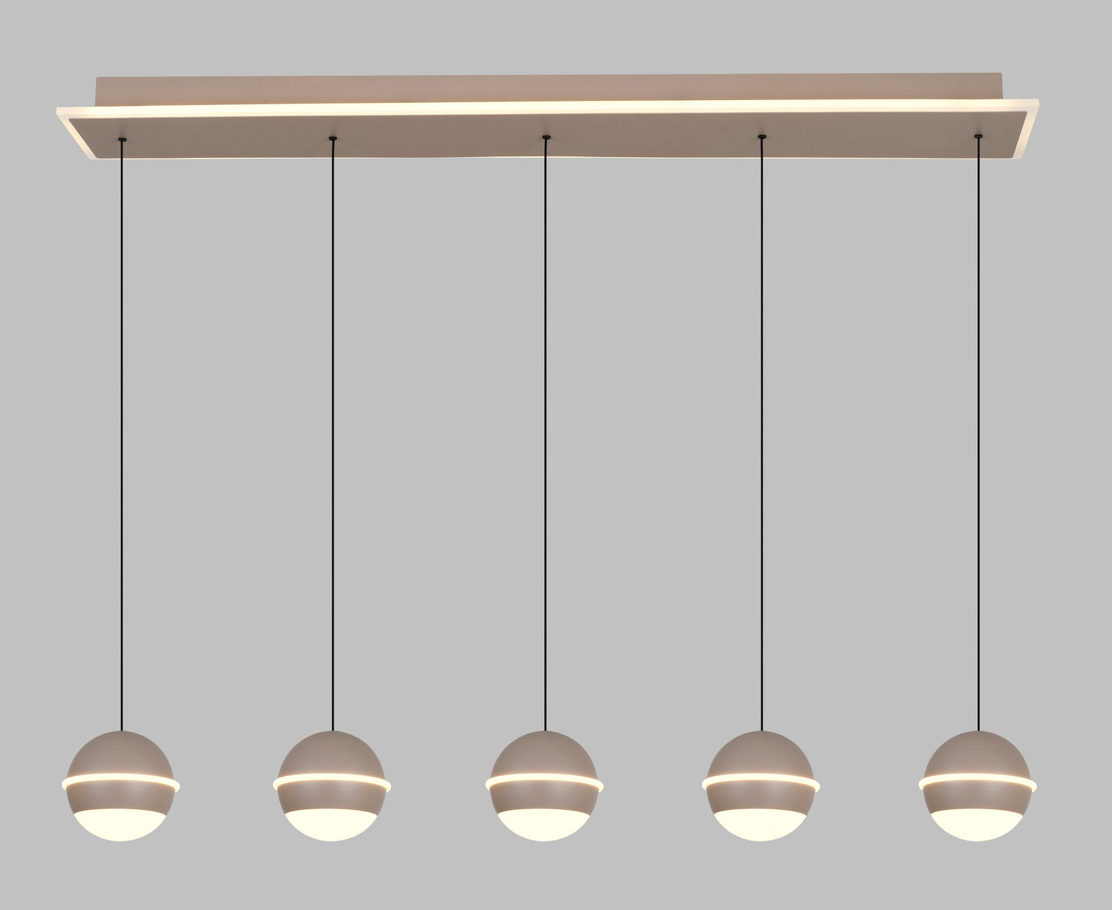 Moderne LED-Pendelleuchte mit fünf kugelförmigen Lampen, hängend an dünnen Kabeln von einer rechteckigen Deckenhalterung, seitliche Perspektive.