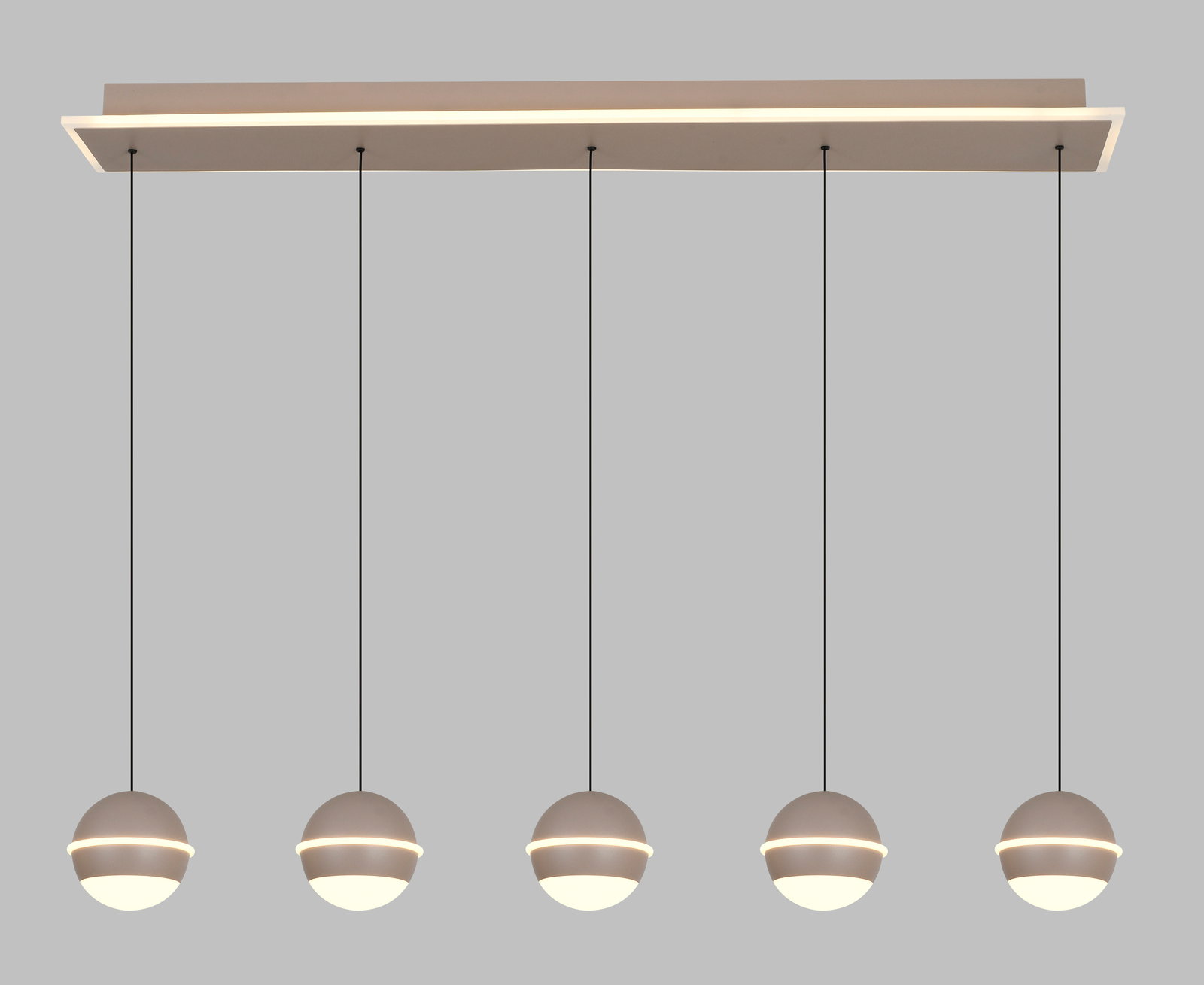 Moderne LED-Pendelleuchte mit fünf kugelförmigen Lampen, hängend an dünnen Kabeln von einer rechteckigen Deckenhalterung, seitliche Perspektive.