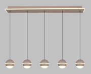 Moderne LED-Pendelleuchte mit fünf kugelförmigen Lampen, hängend an dünnen Kabeln von einer rechteckigen Deckenhalterung, seitliche Perspektive.