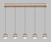 Moderne LED-Pendelleuchte mit fünf kugelförmigen Lampen, hängend an dünnen Kabeln von einer rechteckigen Deckenhalterung, seitliche Perspektive.
