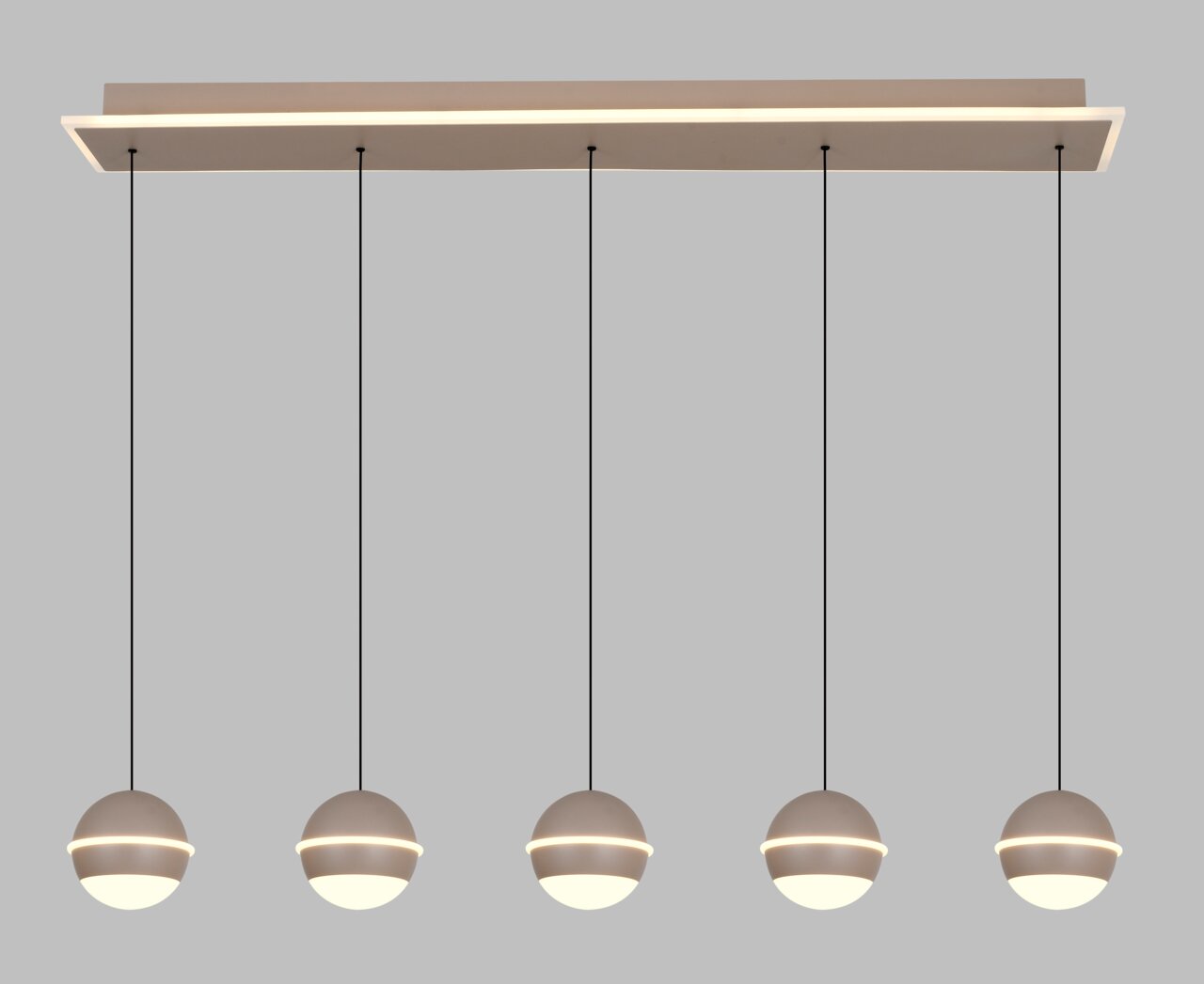 Moderne LED-hanglamp met vijf bolvormige lampen, hangend aan dunne kabels aan een rechthoekige plafondbevestiging, gezien vanaf de zijkant.