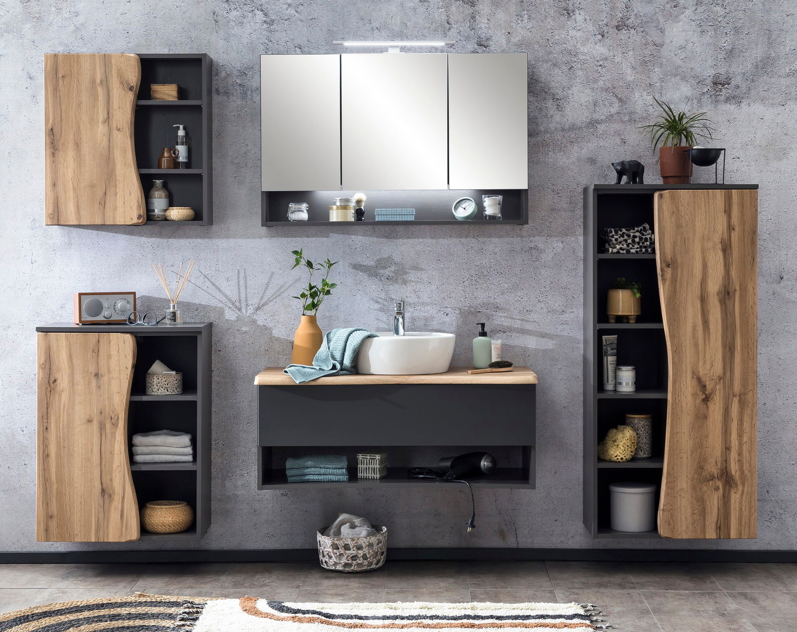 Modernes Waschtisch-Set mit Holz- und Grautönen, bestehend aus einem Waschbecken mit Unterschrank, einem Spiegel und mehreren Schränken, frontal betrachtet.