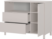 Breite Kommode mit zwei offenen Schubladen und einer geöffneten Tür, die mehrere Regalfächer zeigt. Perspektive von vorne rechts.