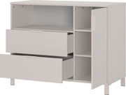 Breite Kommode mit zwei offenen Schubladen und einer geöffneten Tür, die mehrere Regalfächer zeigt. Perspektive von vorne rechts.