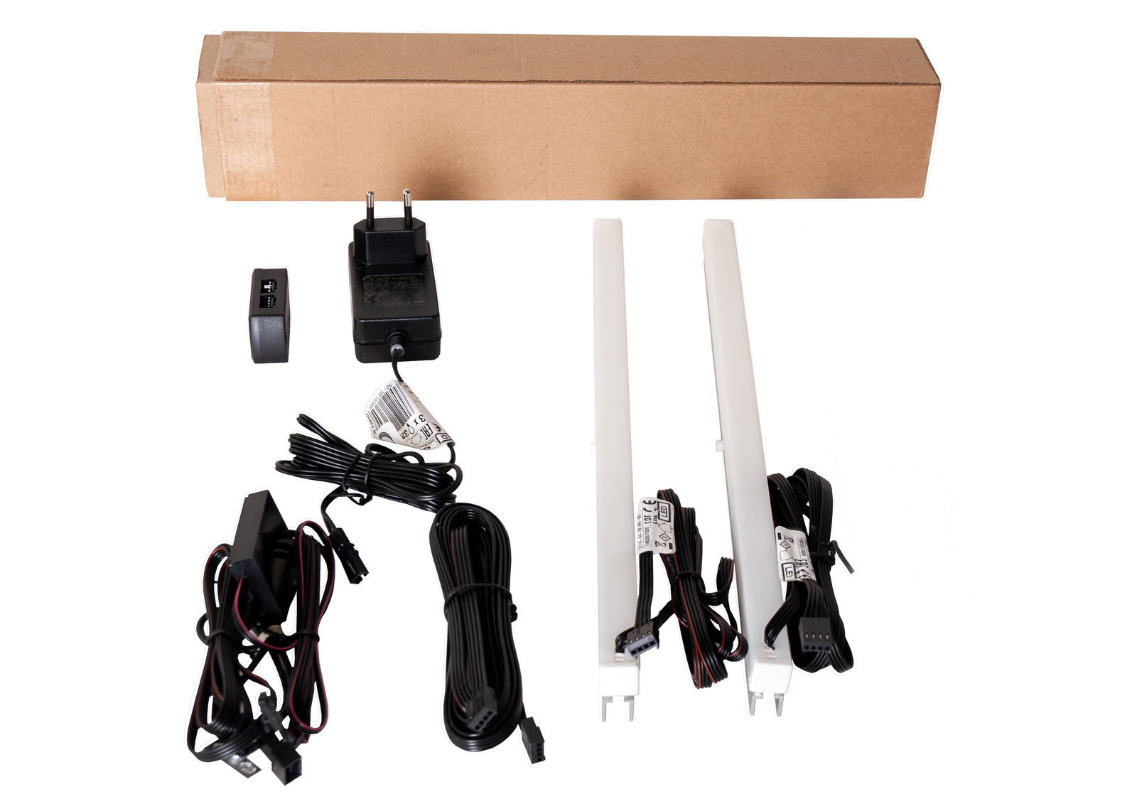 Landscape LED-Beleuchtung 2er-Set MERAN LED-Beleuchtung 2er-Set mit Netzteil und Kabeln, aus der Vogelperspektive fotografiert.