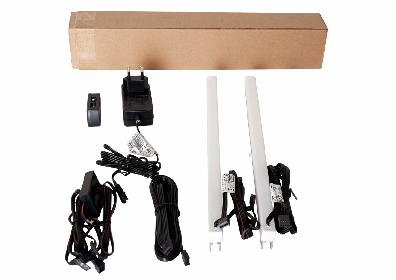 Landscape LED-Beleuchtung 2er-Set MERAN LED-Beleuchtung 2er-Set mit Netzteil und Kabeln, aus der Vogelperspektive fotografiert.