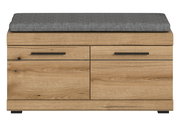 Frontale Ansicht einer Sitzbank aus Holz mit grauem Sitzkissen und schwarzen Griffen.