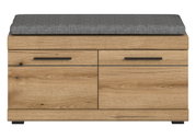 Frontale Ansicht einer Sitzbank aus Holz mit grauem Sitzkissen und schwarzen Griffen.