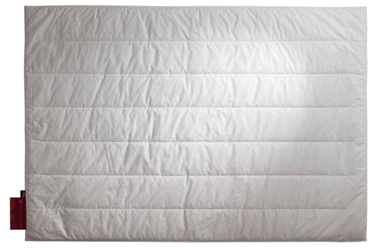 Weiße Bettdecke in Draufsicht mit gestepptem Design und rotem Etikett an der Seite.