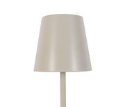 Nahaufnahme einer Akku-Stehleuchte mit schlichtem, modernem Design und hellem Lampenschirm.