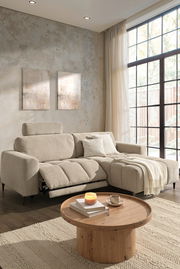 Gemütliche Rundecke in einem modernen Wohnzimmer, beige Polsterung, mit verstellbarer Rückenlehne und Fußstütze, von vorne betrachtet.