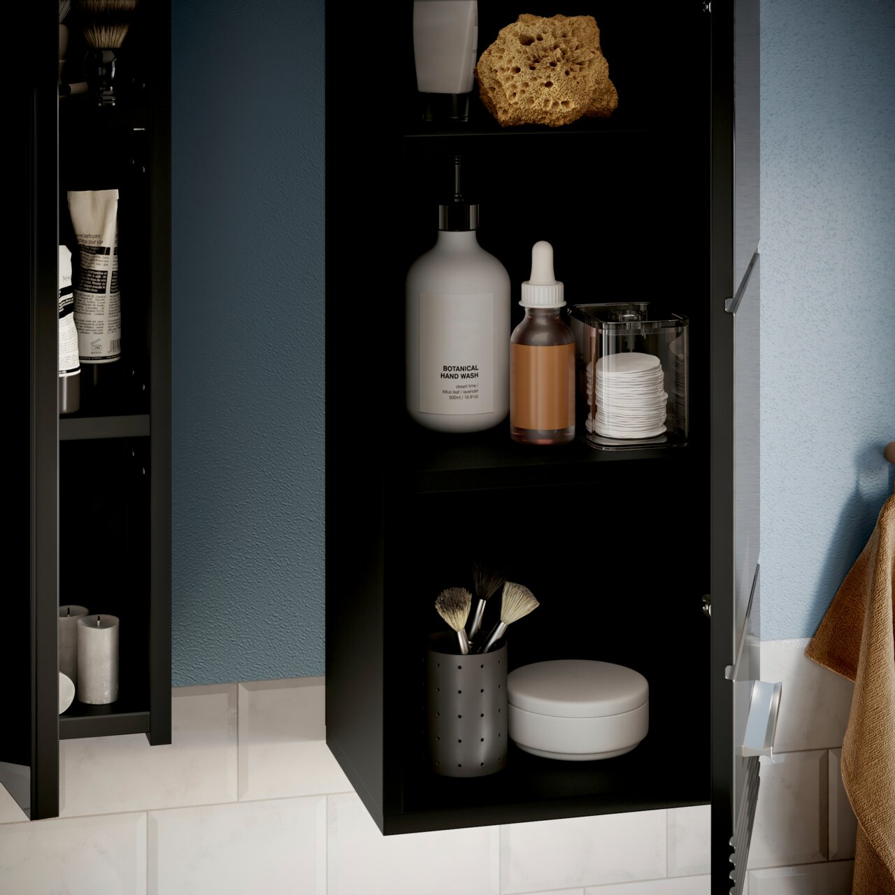 Schwarzer Badezimmerschrank mit offenen Regalen, gefüllt mit Pflegeprodukten und Accessoires, aus seitlicher Perspektive fotografiert.