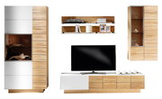 Moderne Wohnwand ohne Beleuchtung in Holzoptik mit weißen Akzenten, bestehend aus einem TV-Board, zwei Vitrinen und einem Wandregal. Frontalansicht.