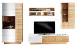 Moderne Wohnwand ohne Beleuchtung in Holzoptik mit weißen Akzenten, bestehend aus einem TV-Board, zwei Vitrinen und einem Wandregal. Frontalansicht.