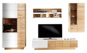 Moderne Wohnwand ohne Beleuchtung in Holzoptik mit weißen Akzenten, bestehend aus einem TV-Board, zwei Vitrinen und einem Wandregal. Frontalansicht.