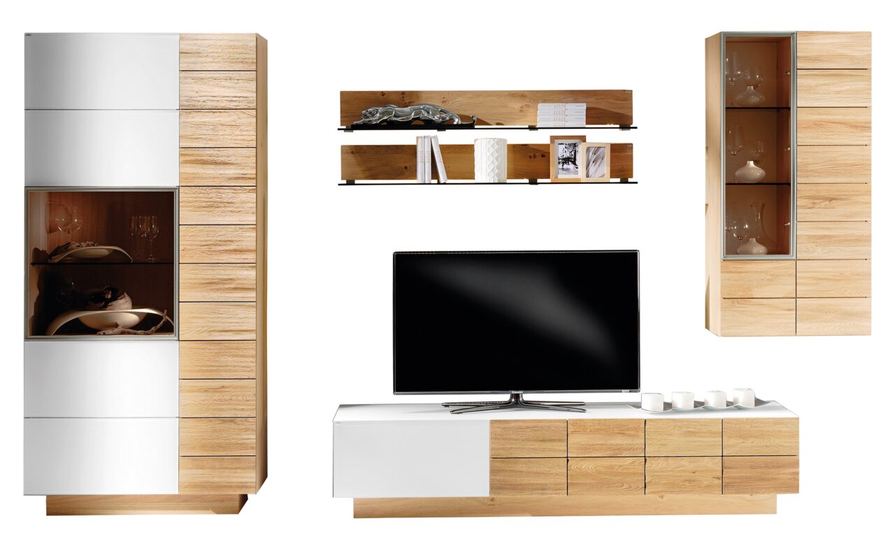 Moderne Wohnwand ohne Beleuchtung in Holzoptik mit weißen Akzenten, bestehend aus einem TV-Board, zwei Vitrinen und einem Wandregal. Frontalansicht.