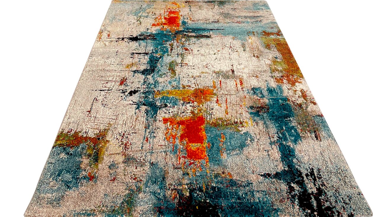 Modern geweven tapijt met een abstract ontwerp in blauw-, oranje- en beigetinten, in perspectief van onder naar boven gefotografeerd.