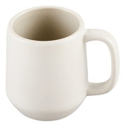 Weiße Keramik-Tasse mit Henkel, leicht von oben in schräger Vorderansicht auf weißem Hintergrund