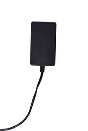 Schwarzes Netzteil mit Kabel, von oben fotografiert