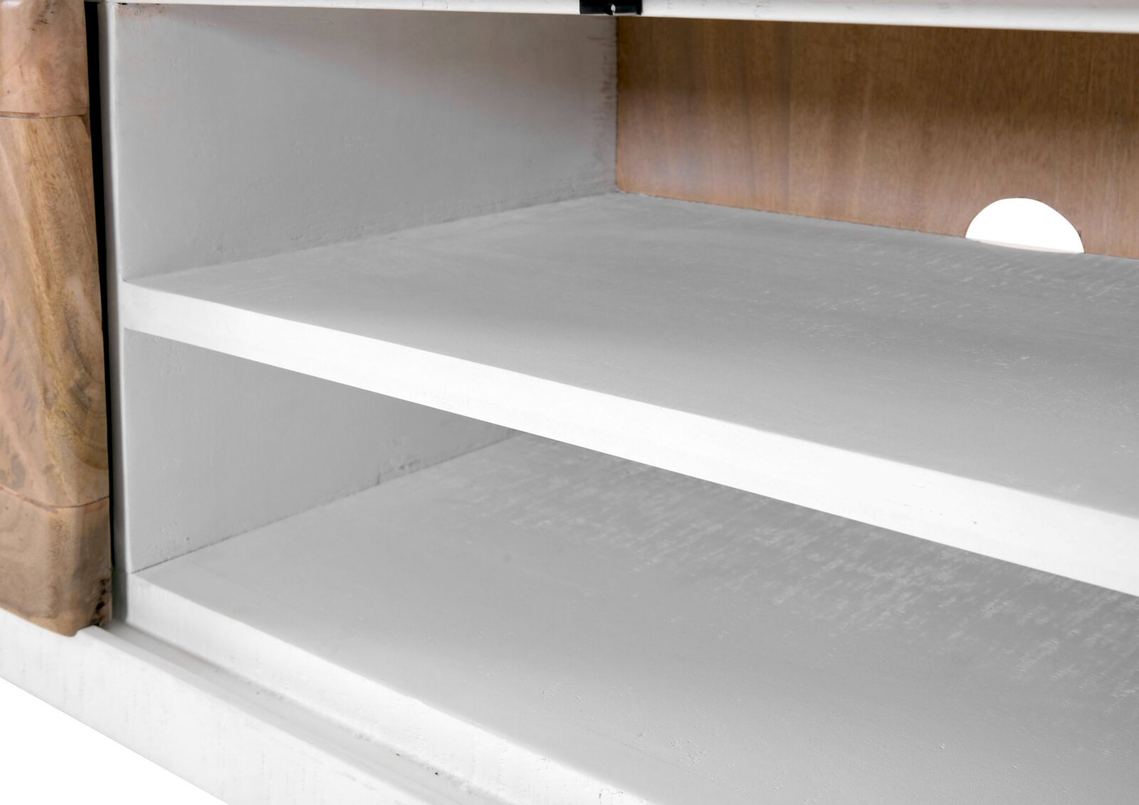 Close-up van een laag dressoir met twee witte planken en een houten zijkant, gezien vanaf de zijkant.