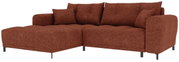Rostbraunes, gepolstertes Ecksofa mit Ottomane links, breiten Armlehnen, losen Rückenkissen und schwarzen Metallfüßen, freigestellt auf weißem Hintergrund, Ansicht schräg von vorn.