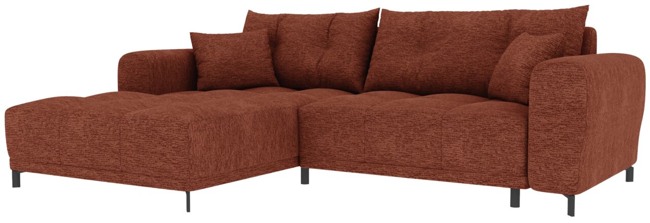 Rostbraunes, gepolstertes Ecksofa mit Ottomane links, breiten Armlehnen, losen Rückenkissen und schwarzen Metallfüßen, freigestellt auf weißem Hintergrund, Ansicht schräg von vorn.