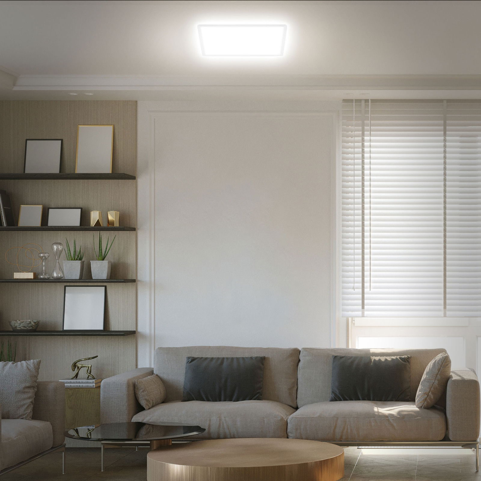 Moderne LED-Deckenleuchte in einem stilvollen Wohnzimmer, von unten betrachtet.