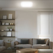 Moderne LED-Deckenleuchte in einem stilvollen Wohnzimmer, von unten betrachtet.