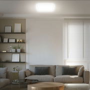 Moderne LED-Deckenleuchte in einem stilvollen Wohnzimmer, von unten betrachtet.