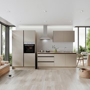 Moderne Küchenzeile in neutralen Tönen mit eingebautem Ofen, Dunstabzugshaube und großzügiger Arbeitsfläche, frontal fotografiert.