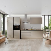 Moderne keukenblok in neutrale tinten met ingebouwde oven, afzuigkap en ruim werkblad, gefotografeerd vanaf de voorkant.