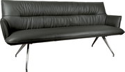 Dunkelgraues Leder-Sofa mit gepolsterter Rückenlehne, Armlehnen und schrägen Metallfüßen, freigestellt auf weißem Hintergrund, Ansicht schräg von vorne.
