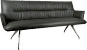 Dunkelgraues Leder-Sofa mit gepolsterter Rückenlehne, Armlehnen und schrägen Metallfüßen, freigestellt auf weißem Hintergrund, Ansicht schräg von vorne.