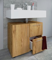 Modernes Badmöbel-Set mit weißem, wandhängendem Waschbecken und Waschtischunterschrank in Holzoptik mit Metallgriffen; eine Schublade ist geöffnet, Ansicht schräg von vorne rechts.