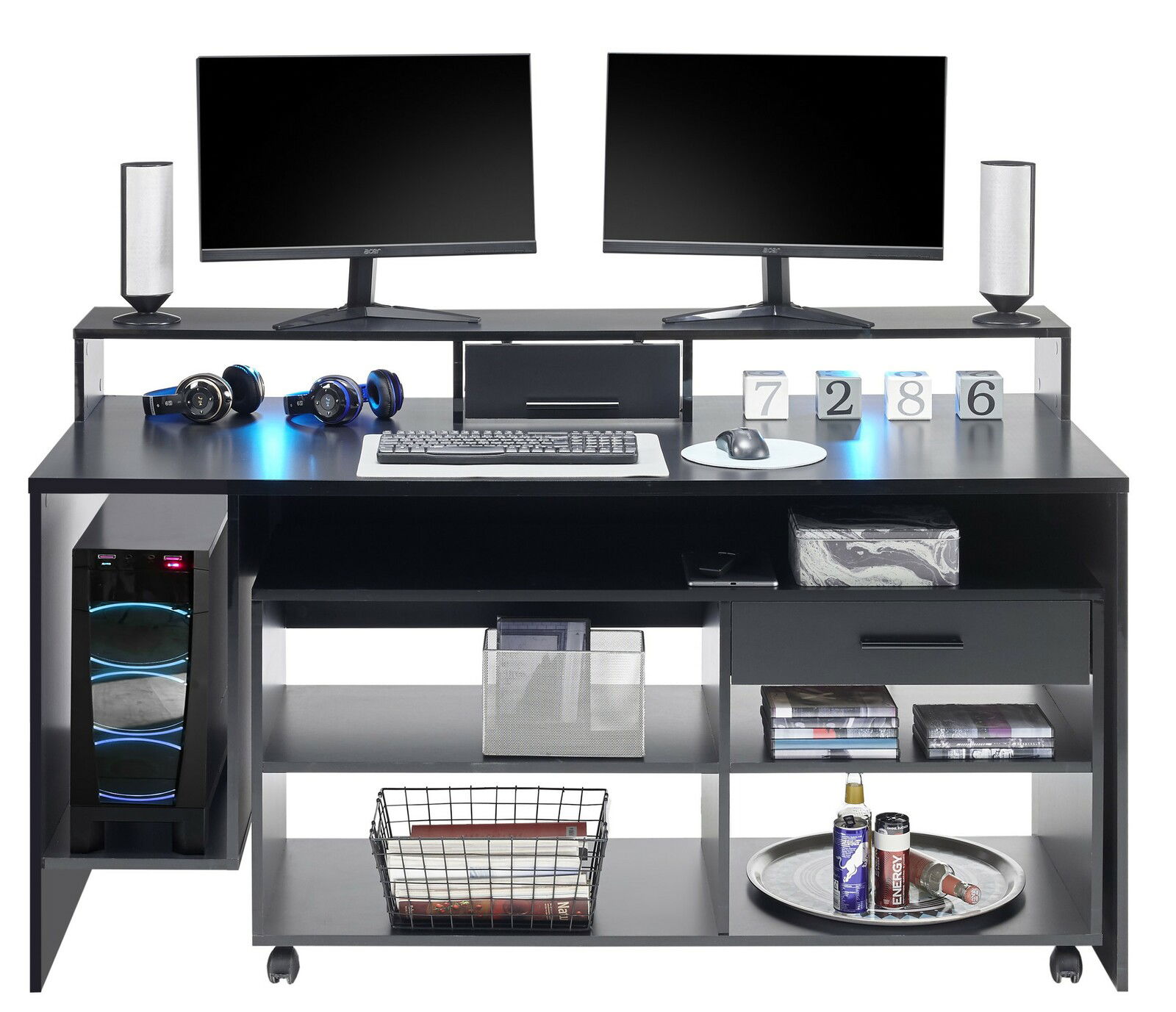 Gaming-Schreibtisch mit zwei Monitoren, Lautsprechern, Tastatur, Maus und Kopfhörern, Vorderansicht