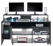 Gaming-Schreibtisch mit zwei Monitoren, Lautsprechern, Tastatur, Maus und Kopfhörern, Vorderansicht