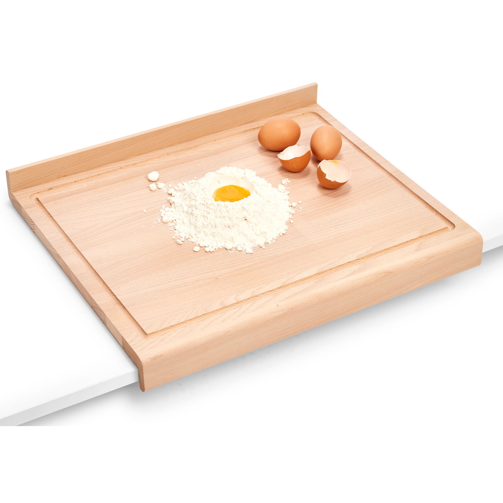 Zeller Present Back-/Tranchierbrett Holz-Back- und Tranchierbrett mit Mehl und Eiern, seitliche Perspektive