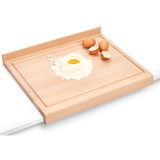 Holz-Back- und Tranchierbrett mit Mehl und Eiern, seitliche Perspektive