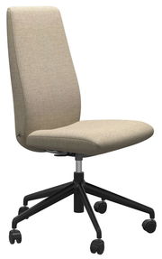 Moderner Home-Office-Stuhl in Beige mit schwarzem Drehfuß, seitliche Perspektive